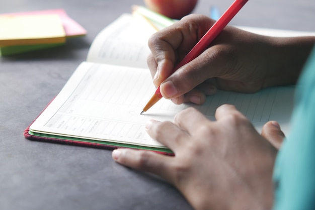 Vista posteriore della scrittura a mano del bambino sul blocco note