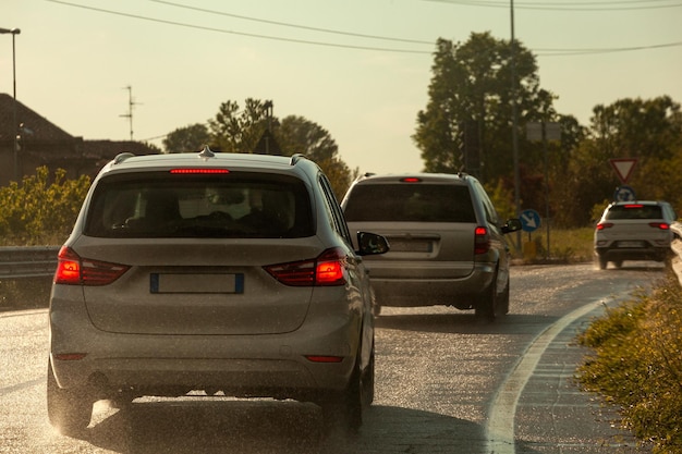 Vista posteriore delle automobili Traffico su strada con il sole della sera