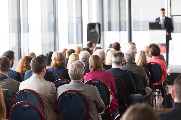 Vista posteriore delle persone al seminario