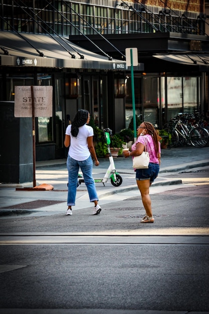 Vista posteriore di donne che camminano per strada