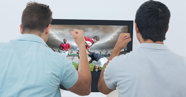 Vista posteriore di due amici maschi che esultano mentre guardano lo sport di rugby in tv