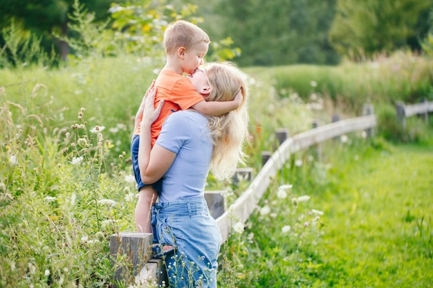 Vista posteriore di padre e figlio sul campo