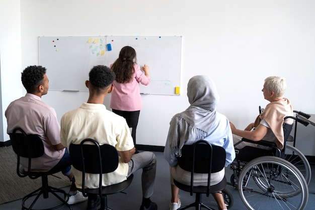 Vista posteriore di persone al lavoro che si incontrano