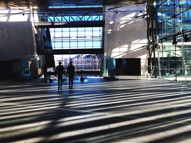 Vista posteriore di persone che camminano nella biblioteca reale