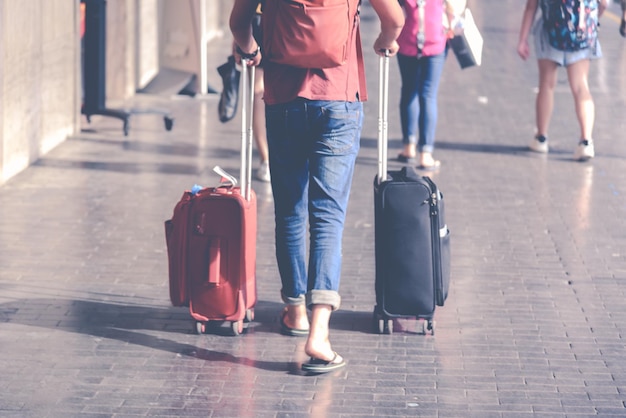 Vista posteriore di persone che camminano per strada