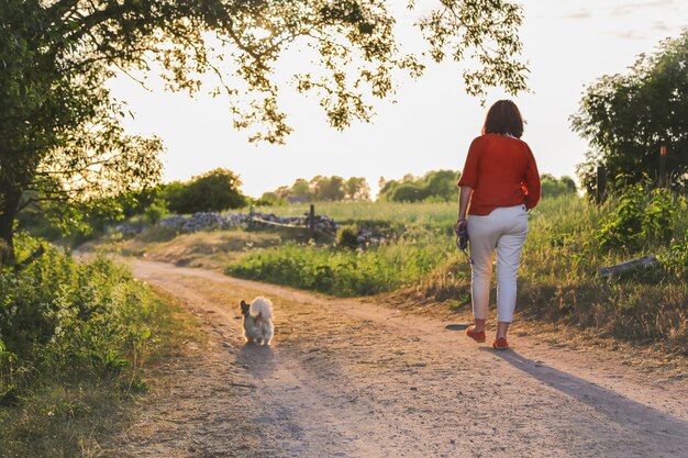 Vista posteriore di persone che camminano su piante