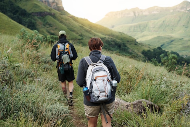 Vista posteriore di persone che camminano sul campo
