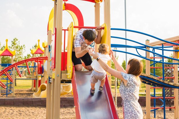 Vista posteriore di persone che si divertono nel parco giochi