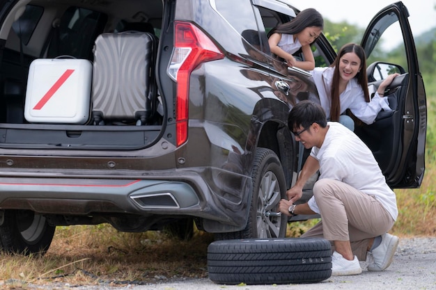 Vista posteriore di persone che viaggiano in auto