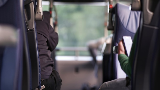 Vista posteriore di persone nell'autobus