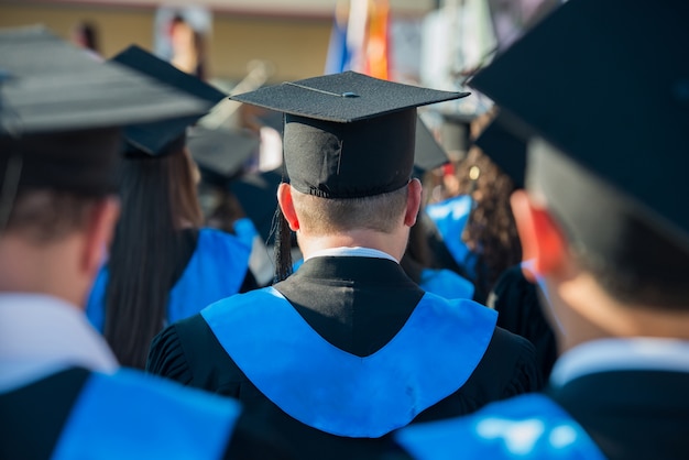 Vista posteriore di studenti laureati