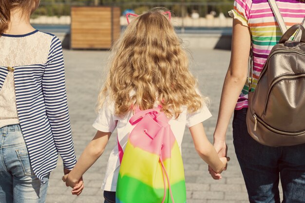 Vista posteriore di tre bambine