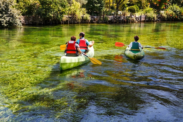 Vista posteriore di turisti canoa kayak lungo il fiume verde sorgue in fontaine devaucluse francia