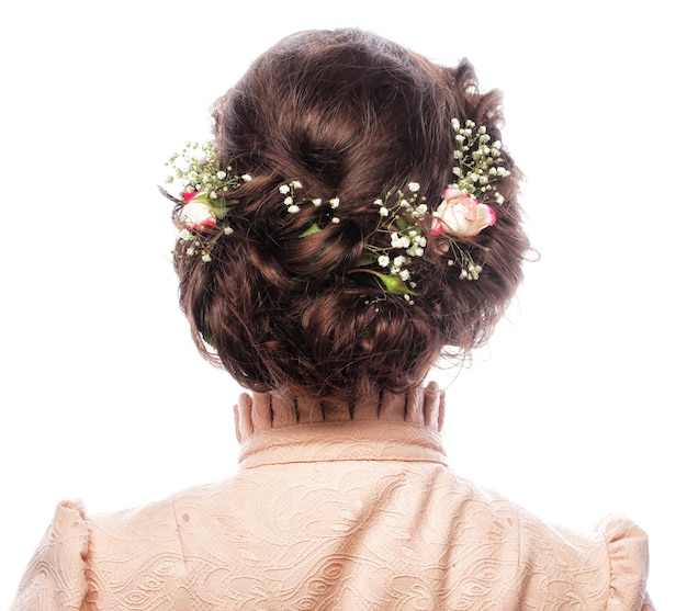 Vista posteriore di un bel taglio di capelli con piccoli fiori rosa