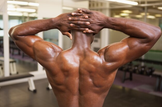 Vista posteriore di un bodybuilder senza camicia