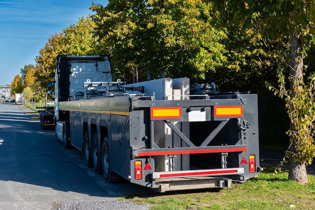 Vista posteriore di un grande camion per il trasporto di pannelli