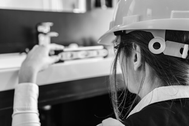 Vista posteriore di un ingegnere che lavora sul cantiere