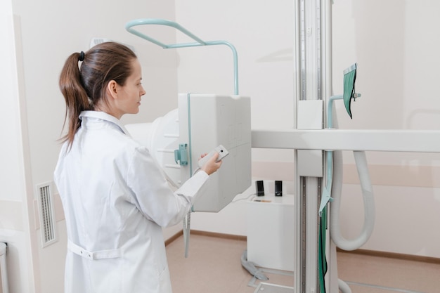 Vista posteriore di un medico che usa il disinfettante per le mani in bagno