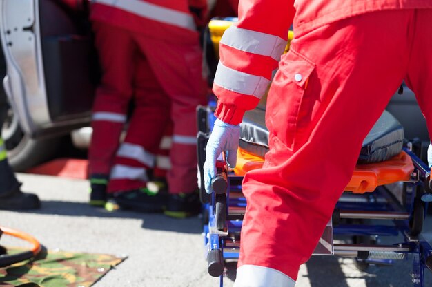 Vista posteriore di un paramedico che tiene la barella in strada