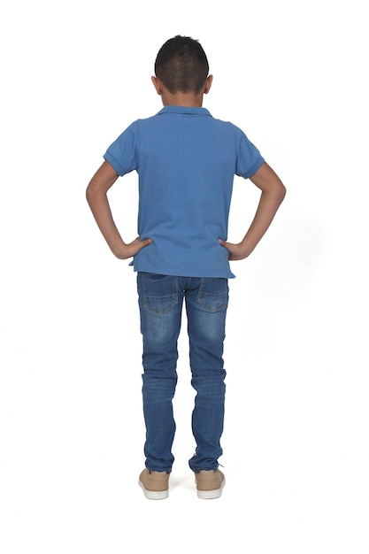 Vista posteriore di un ragazzo con le mani sull'anca su sfondo bianco