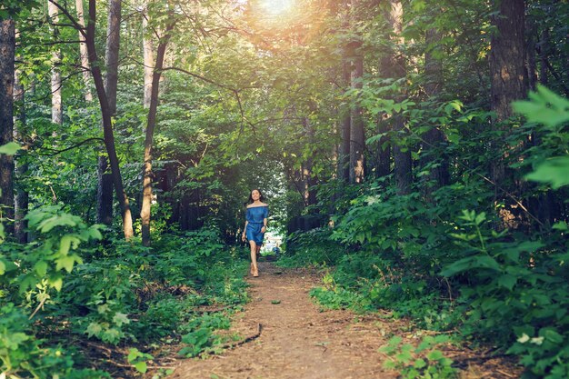 Vista posteriore di un uomo che cammina nella foresta