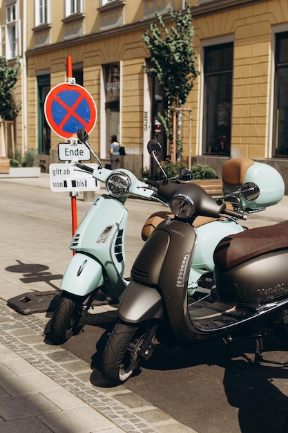 Vista posteriore di un uomo che guida uno scooter su strada