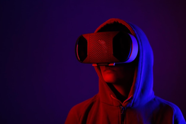 Vista posteriore di un uomo che indossa un cappello sullo sfondo blu