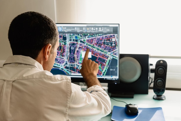 Vista posteriore di un uomo d'affari che lavora al computer in ufficio