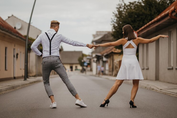 Foto vista posteriore di un uomo e una donna con le braccia tese