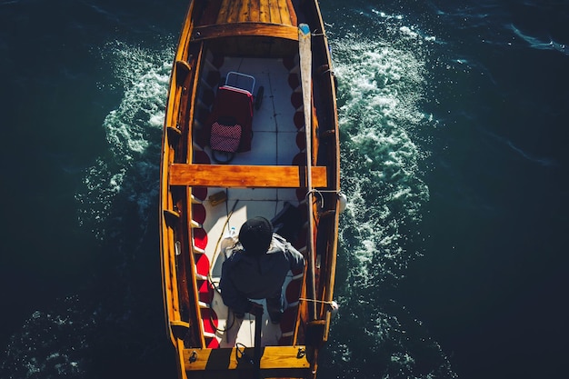 Vista posteriore di un uomo in barca che naviga in mare