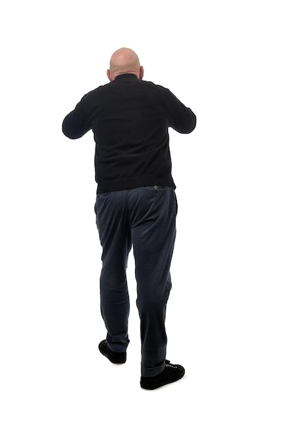 vista posteriore di un uomo in piedi che urla sullo sfondo bianco