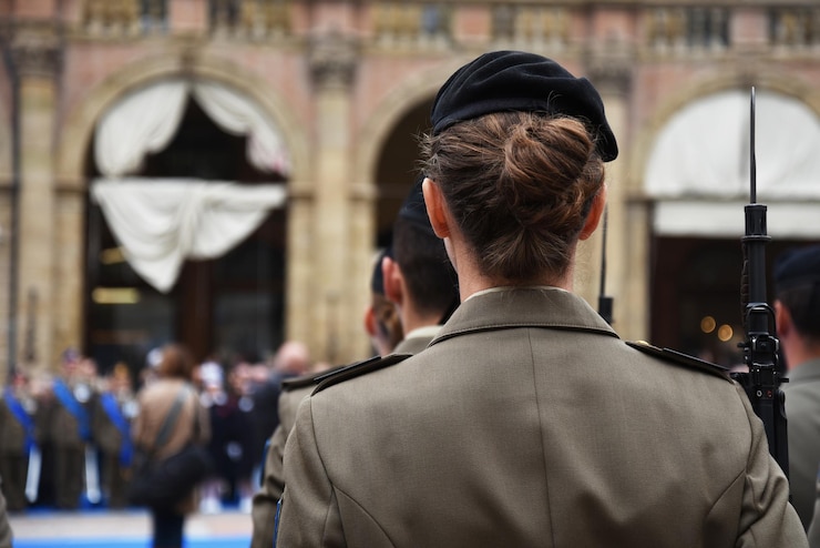 Foto vista posteriore di un uomo in piedi in città