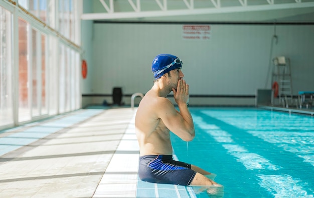 Vista posteriore di un uomo in piedi in piscina