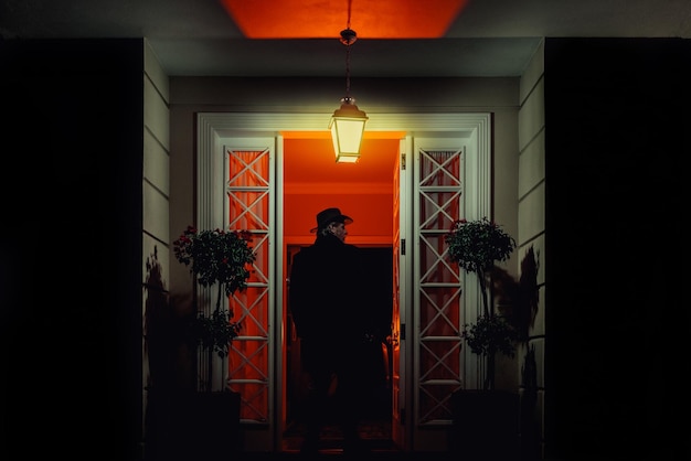 Vista posteriore di un uomo in piedi in un edificio illuminato
