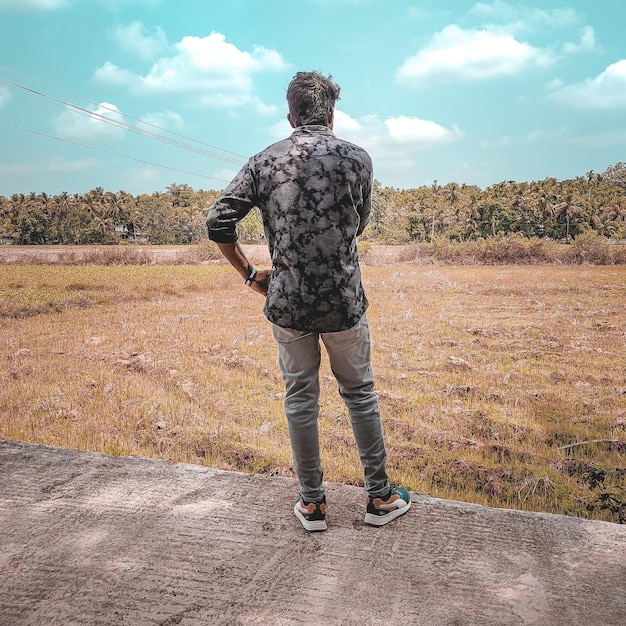 Vista posteriore di un uomo in piedi sul campo