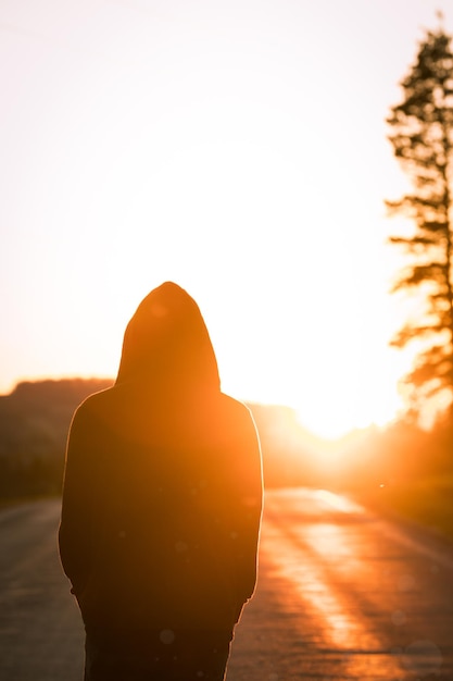 Vista posteriore di un uomo in silhouette in piedi contro il cielo durante il tramonto