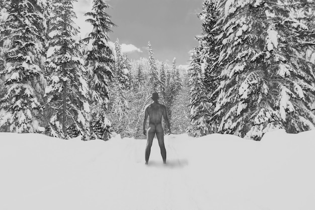 Vista posteriore di un uomo nudo in piedi su un campo coperto di neve