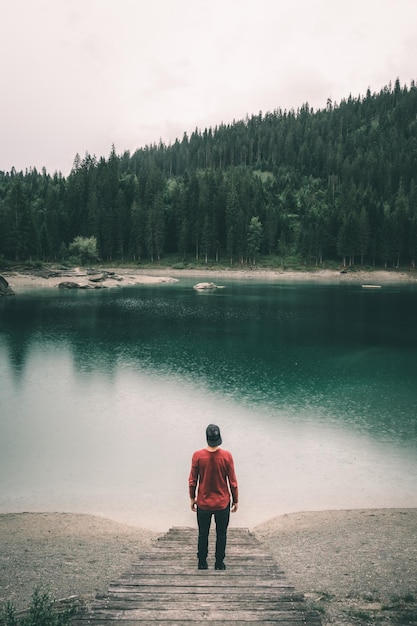 Vista posteriore di un uomo sul lago contro il cielo