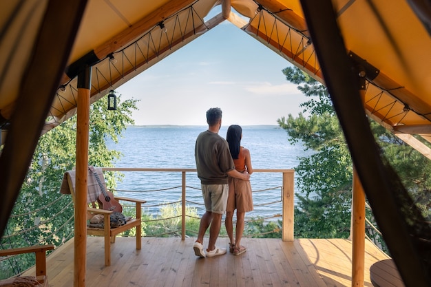 Vista posteriore di una coppia affettuosa che si gode le vacanze estive