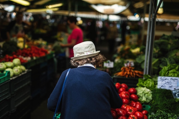 Vista posteriore di una donna al mercato