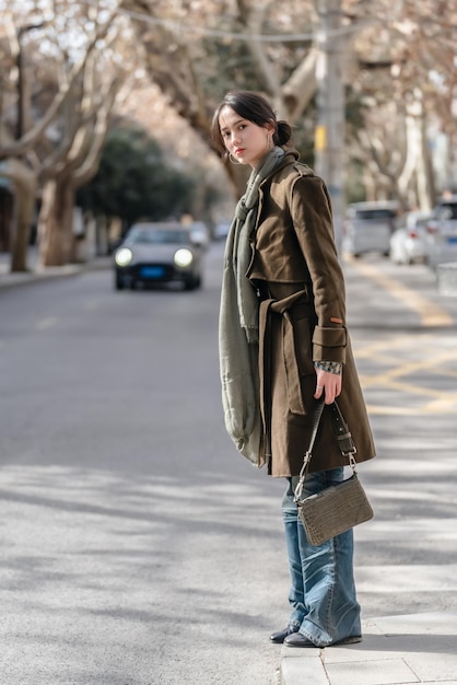 Vista posteriore di una donna che cammina per strada