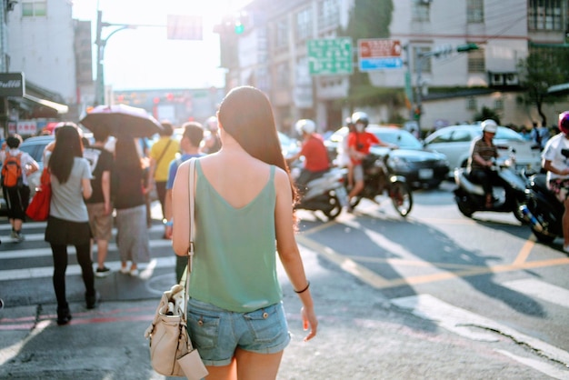 Vista posteriore di una donna che cammina per strada