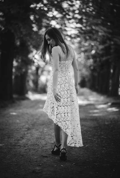 Vista posteriore di una donna che cammina sul sentiero