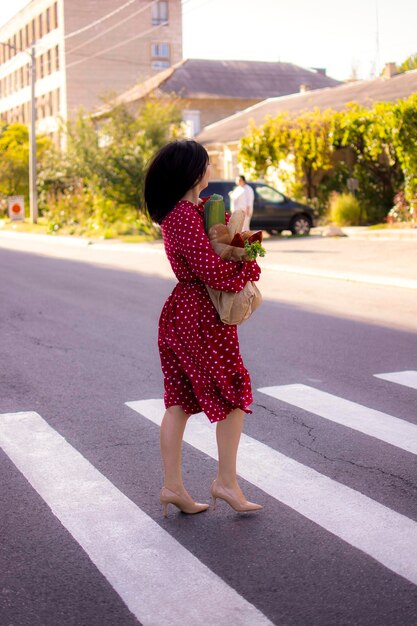 Vista posteriore di una donna che cammina sulla strada