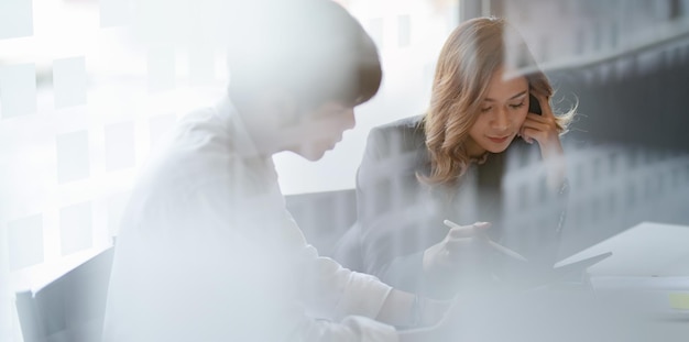 Vista posteriore di una donna che guarda attraverso un telefono cellulare