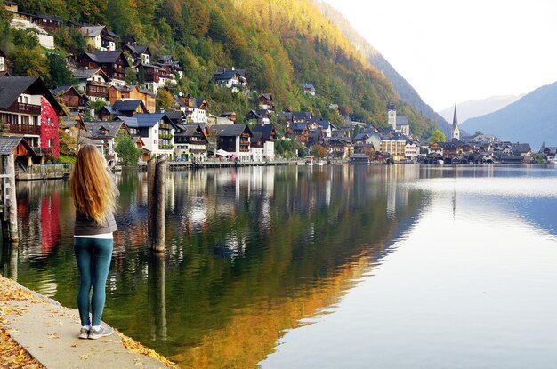 Vista posteriore di una donna che guarda il lago