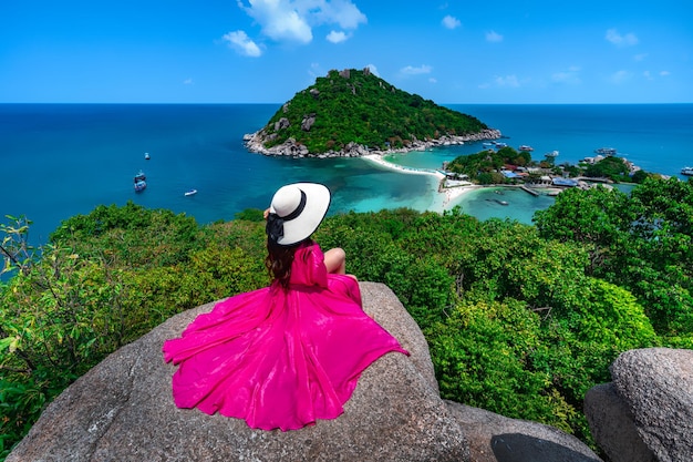 Vista posteriore di una donna che guarda il mare contro il cielo