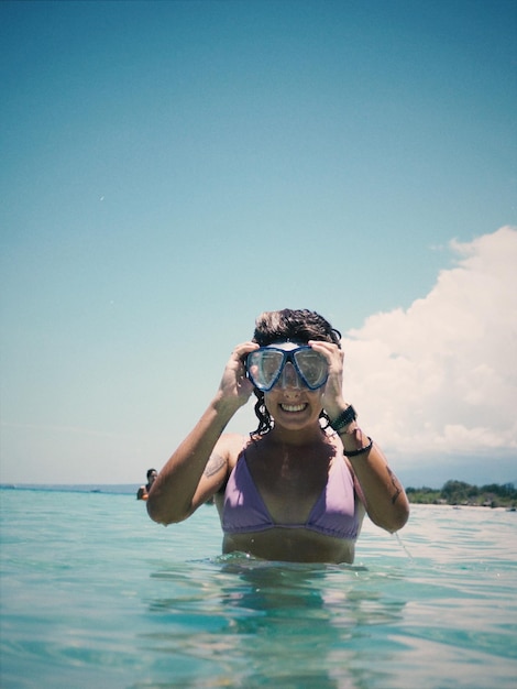 Vista posteriore di una donna che nuota in mare