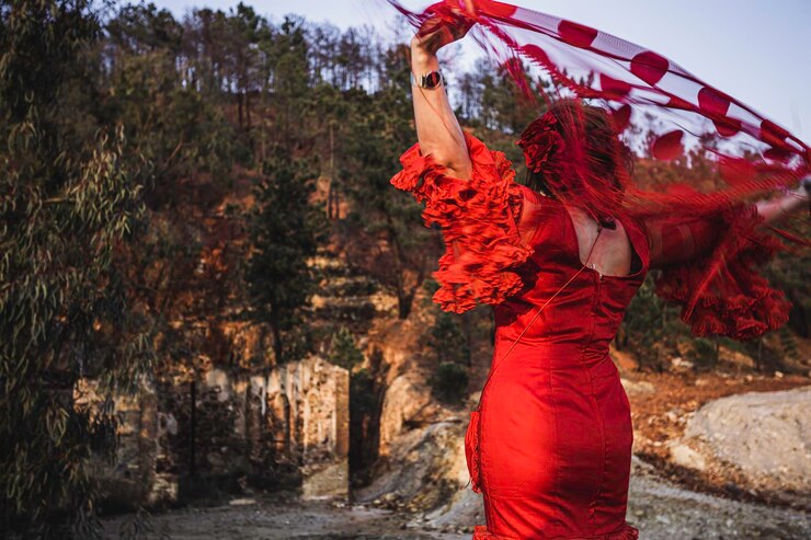 Foto vista posteriore di una donna che tiene il tessuto mentre si trova contro gli alberi