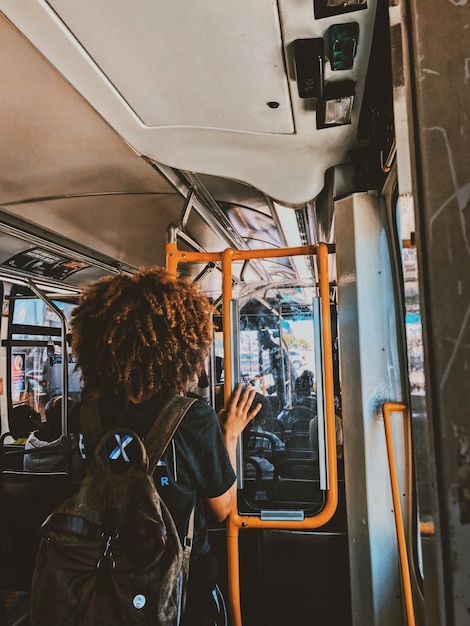 Vista posteriore di una donna che viaggia in autobus